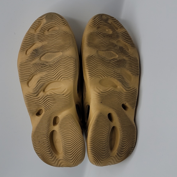 Yeezy Foam Runners Mist - Picture 5 of 7